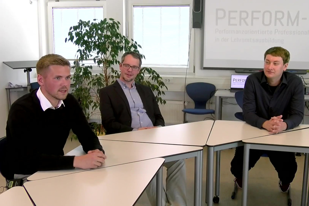 Die drei Wissenschaftler der Nachwuchsforschungsgruppe PERFORM-LA sitzen im Seminarraum und werden von der Redaktion von wihoforschung.de interviewt
